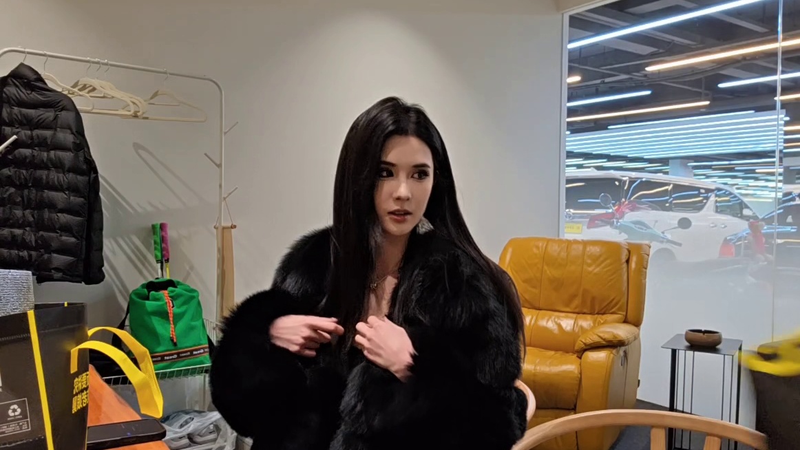 这腿我能玩一年极品！小酷激动的饭都撒了