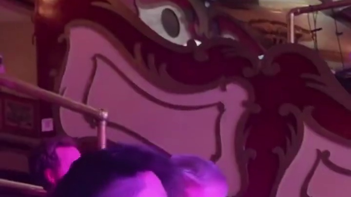 看看谁来了现场？