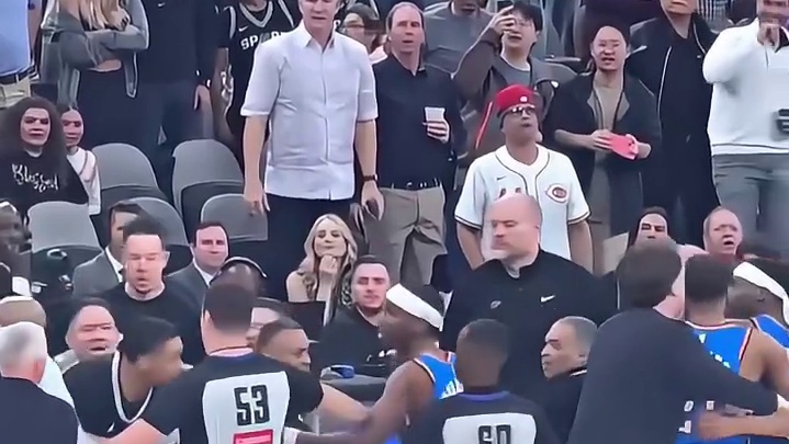 给跪了！亚历山大拉架时一个转身，直接把工作人员晃倒了