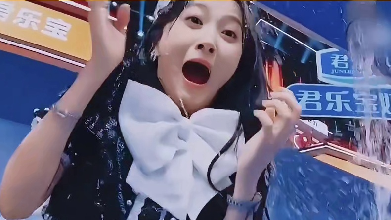 杨迪像被水“咬”了，腾哥像是进了澡堂