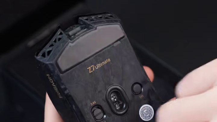 碳纤轻刃 性能觉醒！前行者Z7鼠标 前行者Z7复合碳纤维轻量化电竞鼠标
现已开启预约，明晚20:00