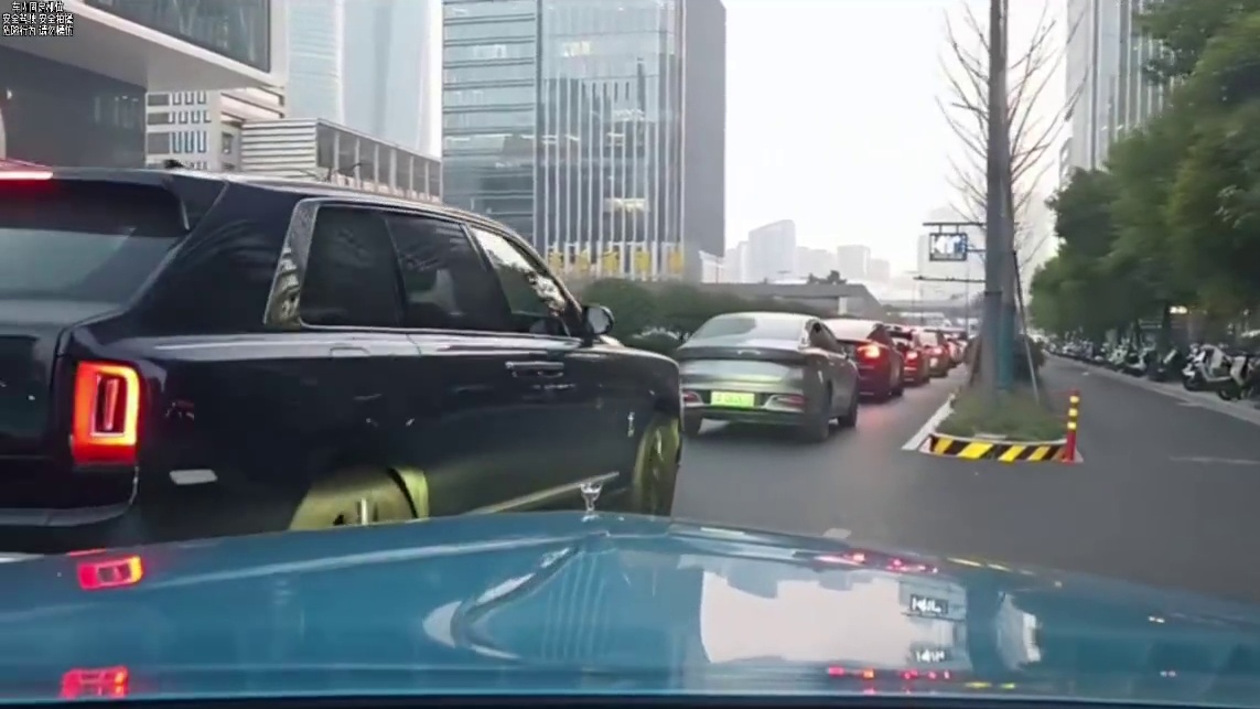 当宾利遇上库里南#小小小酷哥 #宾利慕尚 #库里南 #名场面 #组织1995