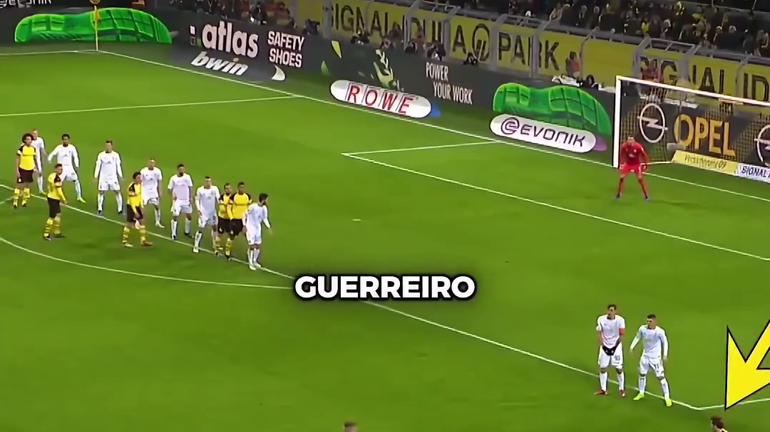 这个任意球的智商太高了！把对手防线完全“拿捏