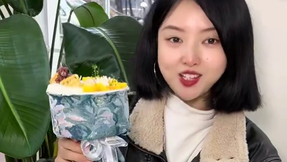 快艾特你的闺蜜朋友给你买能捧着吃的蛋糕花，55️花束蛋糕，就是这家安妮贝可生日蛋糕 这个