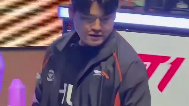 【251211 KeSPA杯 T1 vs HLE】 比赛结束笑着互相抓抓手 ️min9nya/GloryforG ​​​