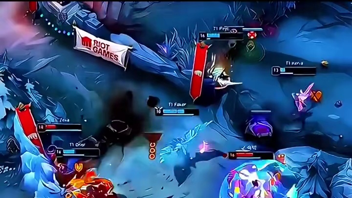 这场 Kespa 杯对决看得我血压拉满！Kanavi 猴子前期带起大优势，结果野区上头送团灭，直接给了 T1 机会。Peyz 卡莎趁机杀疯拿五杀，带领 T1 成功扳平比分，新人适配度也太顶了！ 说句实在的，个人一直觉得 Tarzan 才是 HLE 打野的天选 —— 风格全能还稳，能兜住队伍节奏。你们觉得 Kanavi 是状态起伏，还是真不适配 HLE？Tarzan 要是来 HLE 能盘活全局吗？来