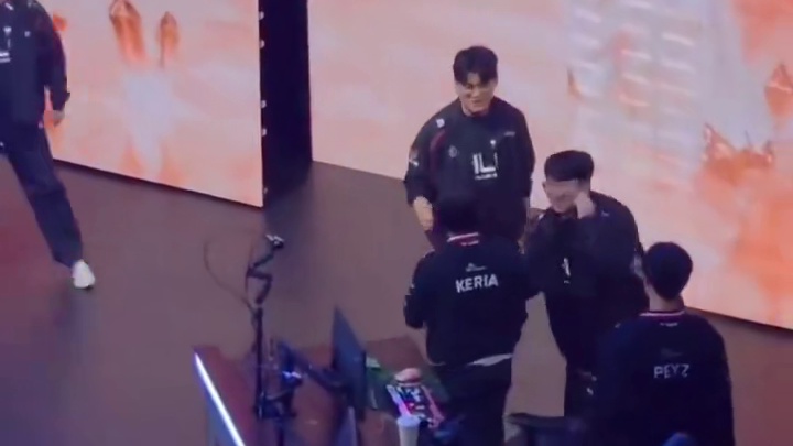 k杯HLE二比一战胜T1，赛后小吕布微笑和老队员握手碰拳gumayusit1