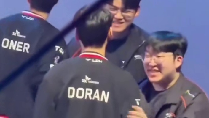 为啥叔侄两不来个拥抱呢