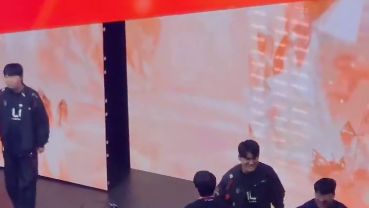 【】 KeSpa杯HLE战胜T1后，Gumayusi和T1队员赛后一一握手。 （直播吧） ​​​​