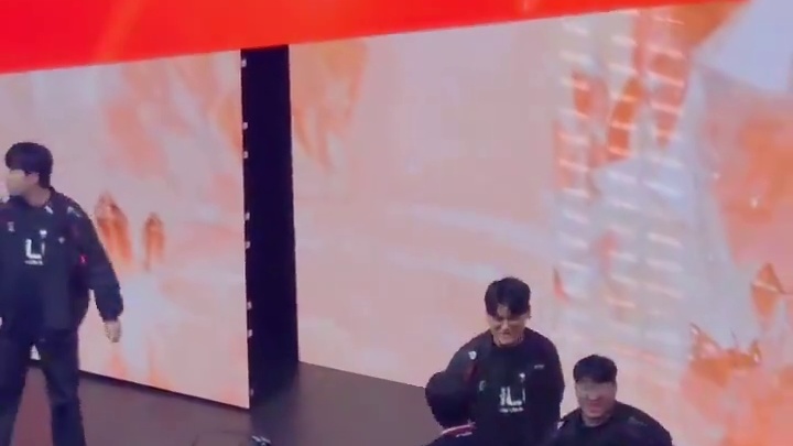 【】 KeSpa杯HLE战胜T1后，Gumayusi和T1队员赛后一一握手。 （直播吧） ​​​​