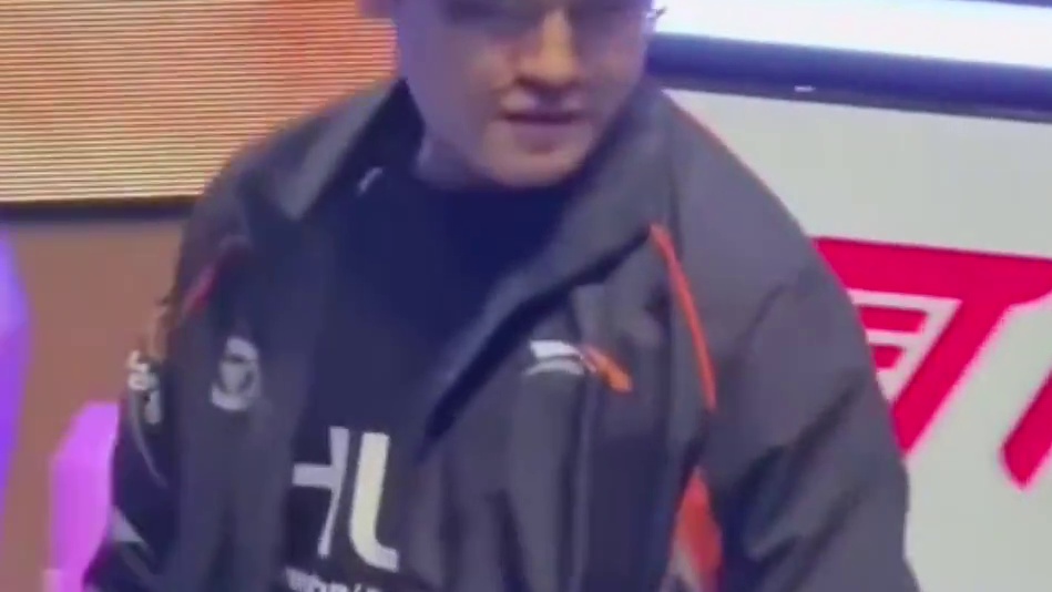 再见是否还能红着眼Gumayusi与T1队员赛后一一握手！ 看这Guma和小k，大O的击掌关系铁的很啊，UFC事件没啥可能是选手之间的！ ​​​