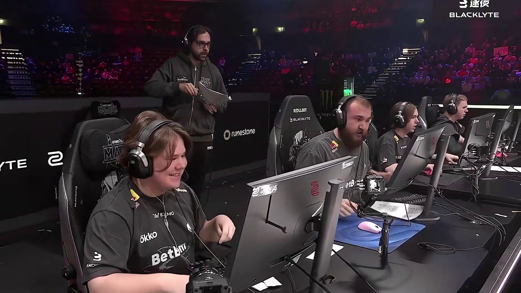 zweih三楼屋檐上四杀回合结束后笑容绽放