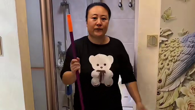 你能想象吗我妈抠门一辈子连袜子破了都是缝了又补补了又缝