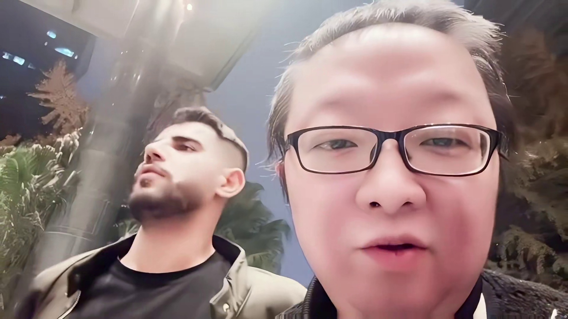 哥咱都马上40了 还跟人比跑步呢我滴妈啊 拳击你蹲下护头老实挨打就行 你这能跑过谁