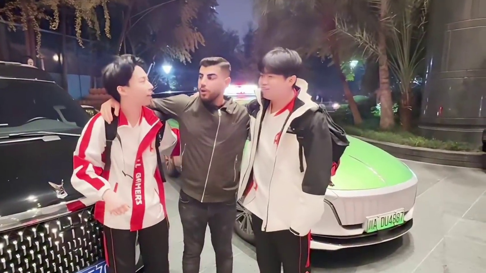 林威嘉宝带着老外一起 边喊爸爸对不起边鞠躬