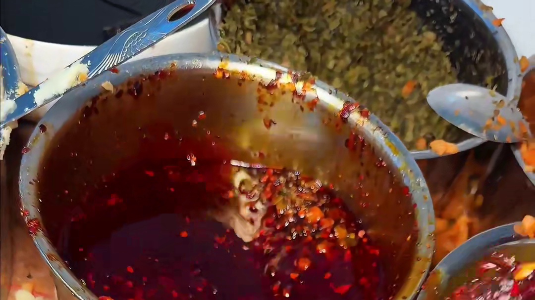 重庆街头的豌杂面，黏糊的一口太香了