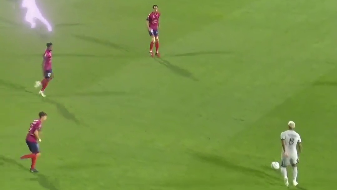 罕见倒挂金钩进球，你能猜到是谁吗？