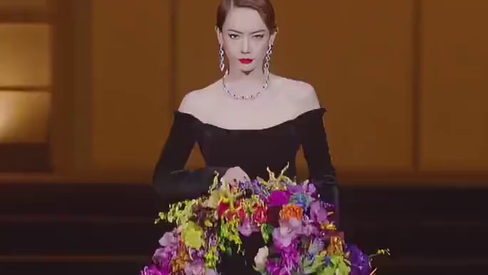 戚薇穿了全真花朵裙