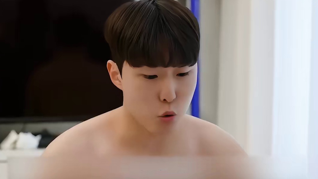 男人意外获得透视超能力，因此他喊来女神，却看到让人震惊的一幕