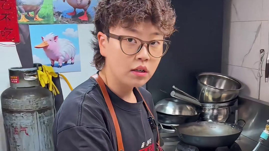 东北街头7元加蛋加肠的煮泡面 泡面还是是煮着吃才香7块加蛋加肠你们觉得值不值？