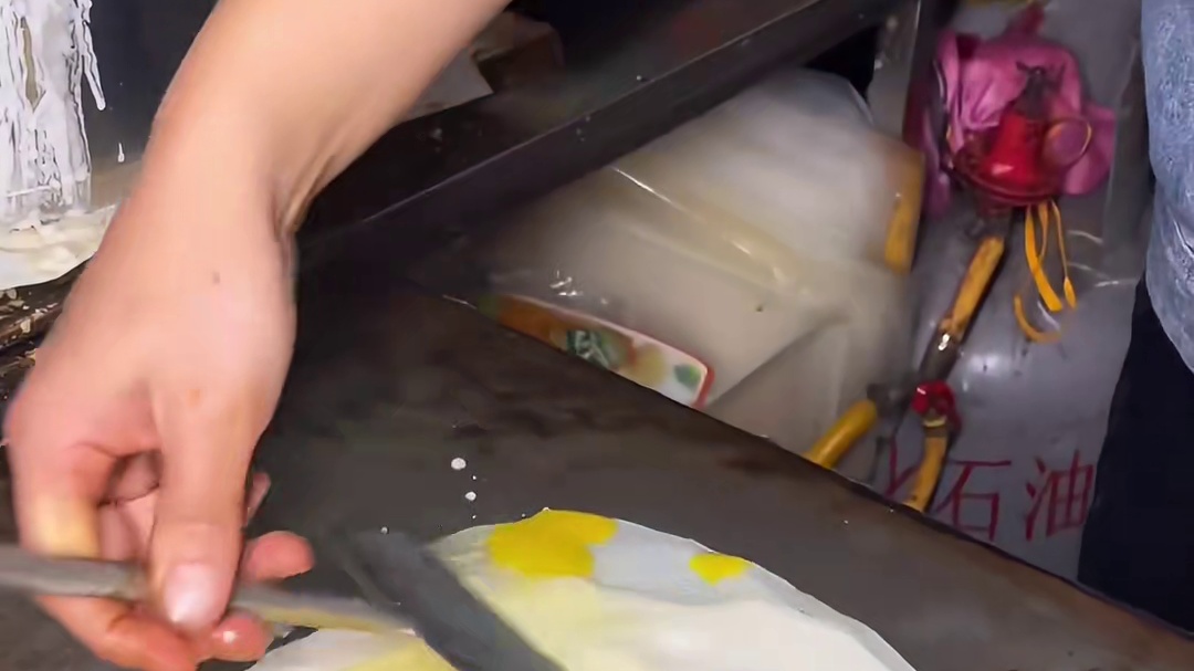 深夜街边的煎饼果子摊，花25买了个煎饼果子！