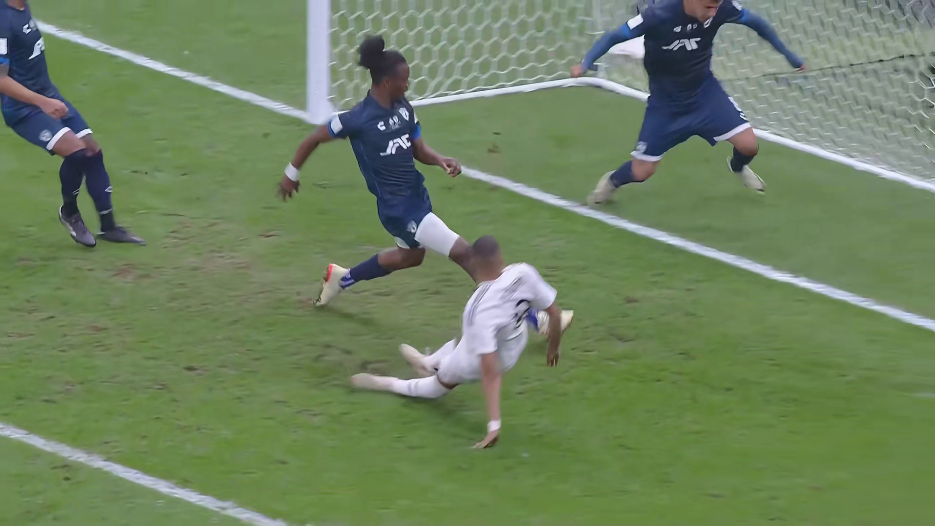 姆巴佩因为一次迷之跑位被批评