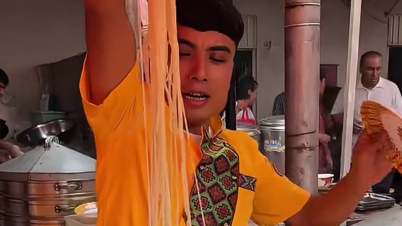 新疆街头特色家常拉面 大碗拉面加上辣酱粗牛肉太香了