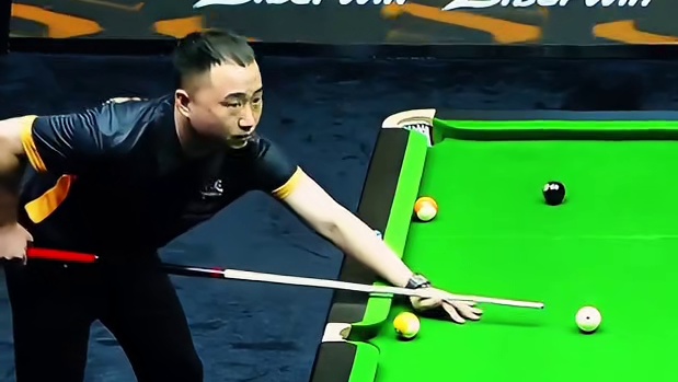 台上出现三颗9号球，楚霸王瞬间呆立当场 #台球 #楚秉杰 #名场面 #这台球一打一个不吱声