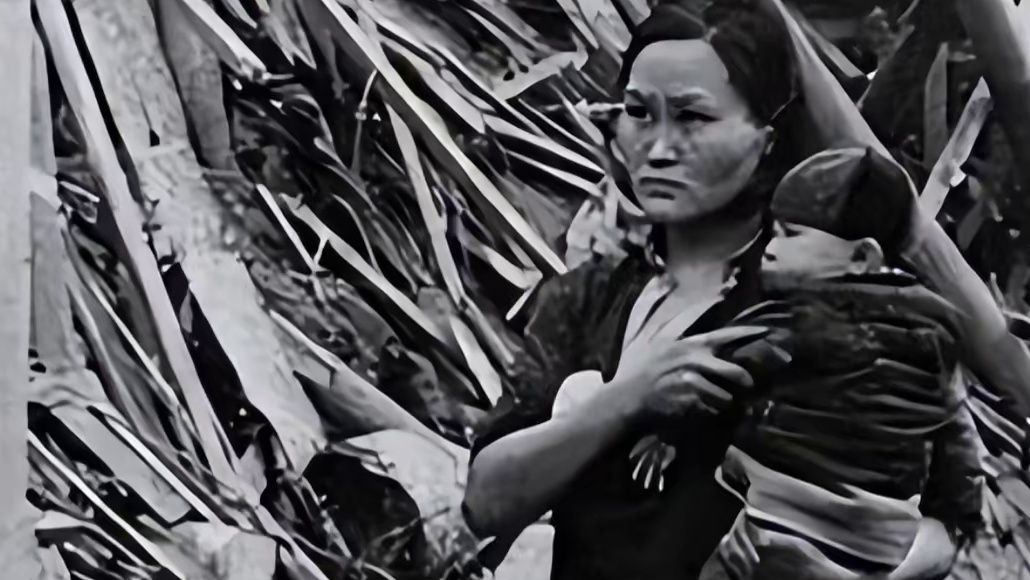 她抱娃送信的路上撞上日伪军