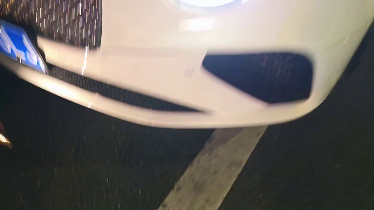 敞篷宾利遭刮蹭！损失惨重