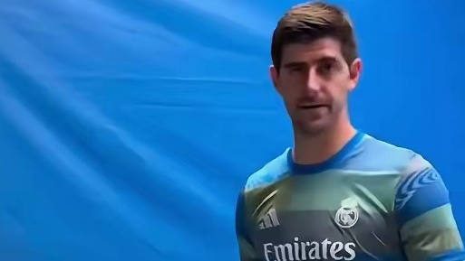 皇马1-2曼城，库尔图瓦离奇脱手导致丢球，关键时刻给了阿隆索一刀。，也好看了
#足球