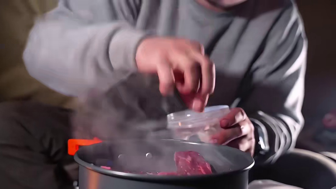 男人耗时半年搭建地下庇护所，体验了一次真正的户外建造 (1)