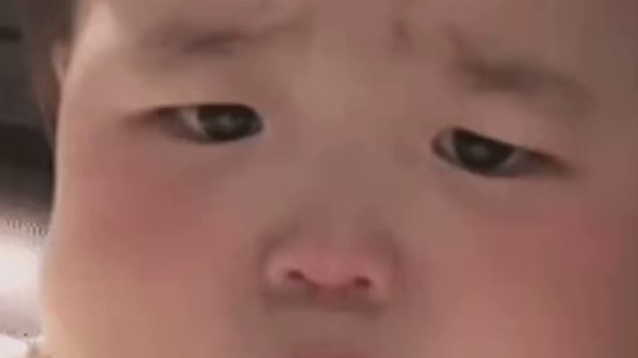 它站在门口想了一秒：哪条腿瘸了来着？