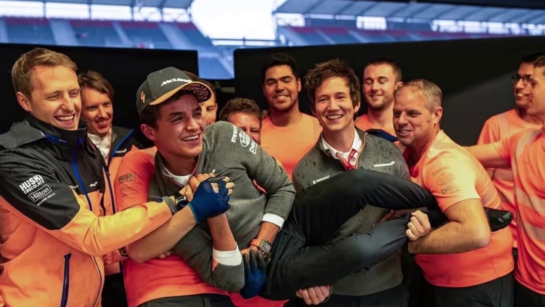 诺里斯夺冠后与团队重现“三文鱼”结算pose