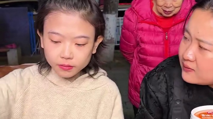 看着像小学生的妹妹（已成年）来挑战1斤面➕1斤米线，居然才吃了个半饱，准备接着再挑战2斤！天