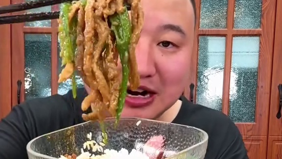 简单兑付一口，牛排炖粉条，辣椒肉丝，牛筋面