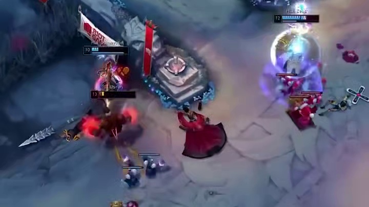 2025年英雄联盟KeSPA杯激战正酣，HLE半决赛爆冷击败T1后，12月12日将与DK争夺胜者组决赛名额，而T1系AD包揽四强前三的格局成最大看点。 小组赛阶段，GEN因双核心服兵役派残阵出战，最终三连败早早出局；T1展现韧性，新AD Peyz打出亮眼表现完成翻盘；HLE则全胜晋级，不过队内自评磨合度仅两到四成。半决赛焦点战中，前T1选手Zeus和Gumayusi直面老东家，Zeka三次单杀Fa