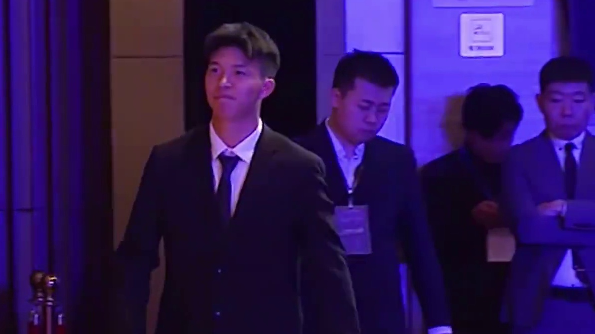 恭喜王钰栋获得中超年度最佳青年球员dou来足球季 中国足球