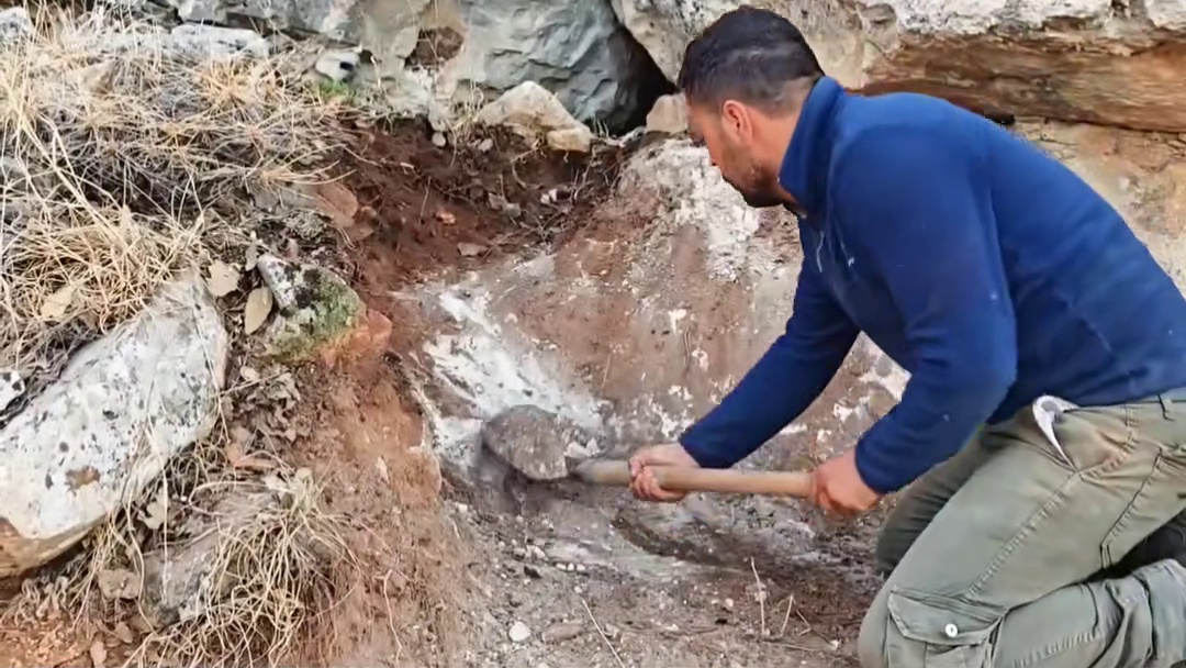 男人仅用一把火，就烧出个完美的庇护所！ #荒野建造 #解压助眠 #庇护所