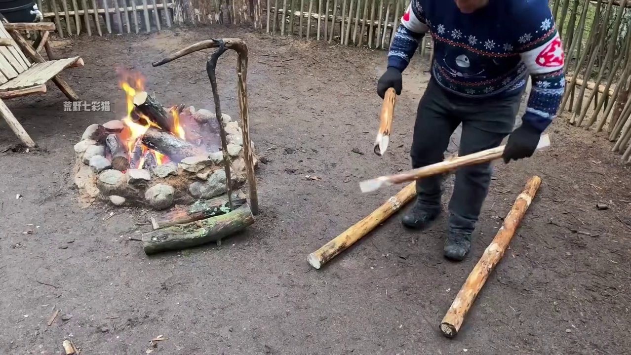 在森林搭了个“荒野堡垒”篝火暖炉全配，荒野建造长视频完整版