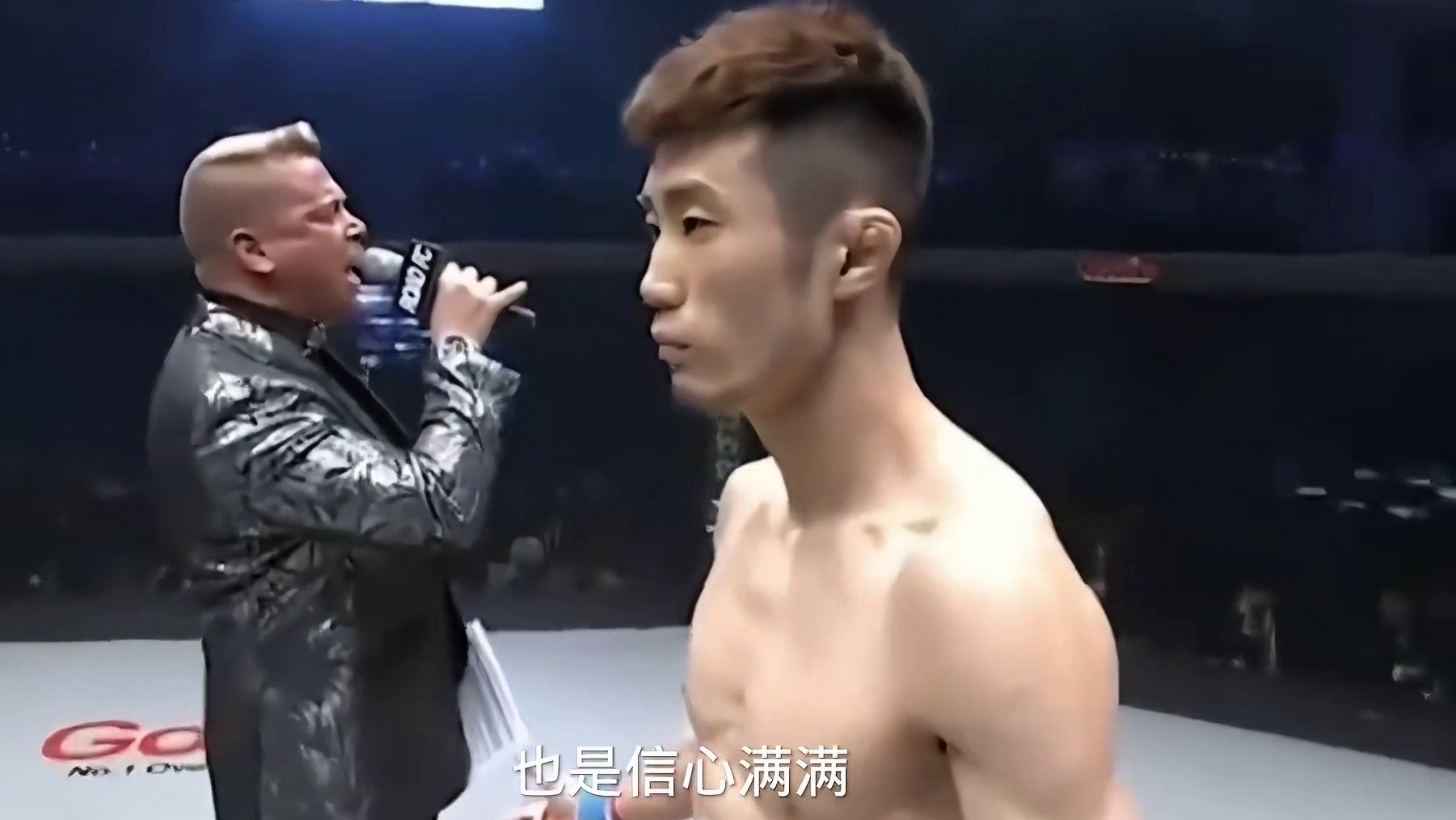 韩国选手模仿嘴炮甩手的动作挑衅。结果惨遭阿拉腾黑力重拳打昏迷