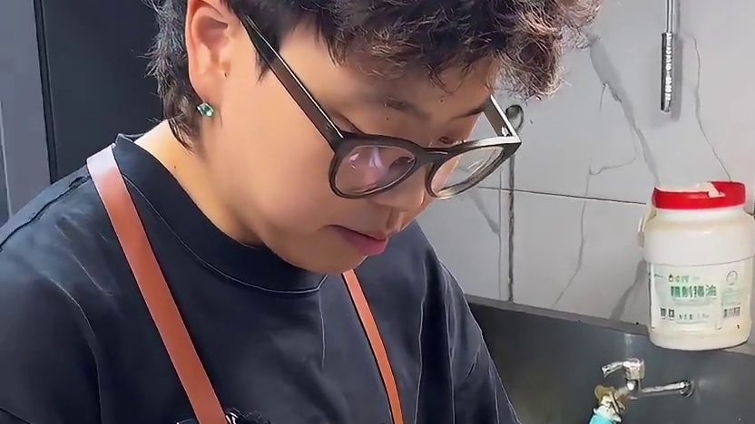 沈阳街头50一份老北京卤煮火烧主打一个爱吃不吃看看都有啥