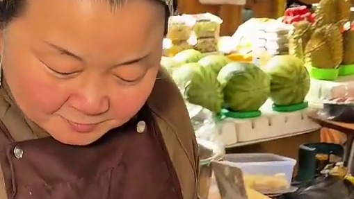 兰州街头蜂蜜热冬果 热气腾腾满满都是烟火味