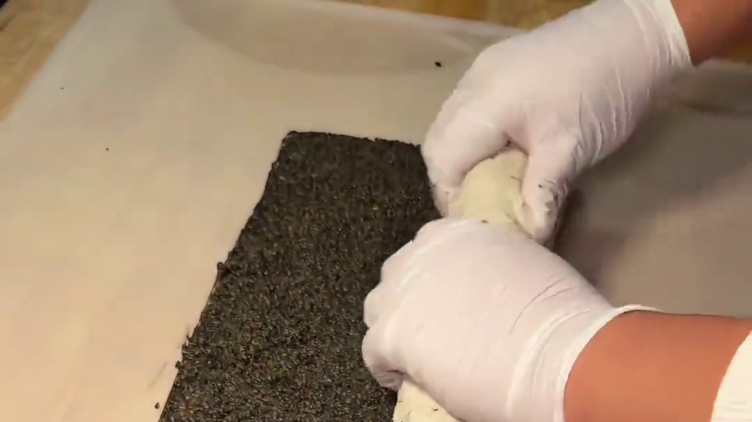 重庆街头的黑芝麻麻薯花卷，糯唧唧的料超足