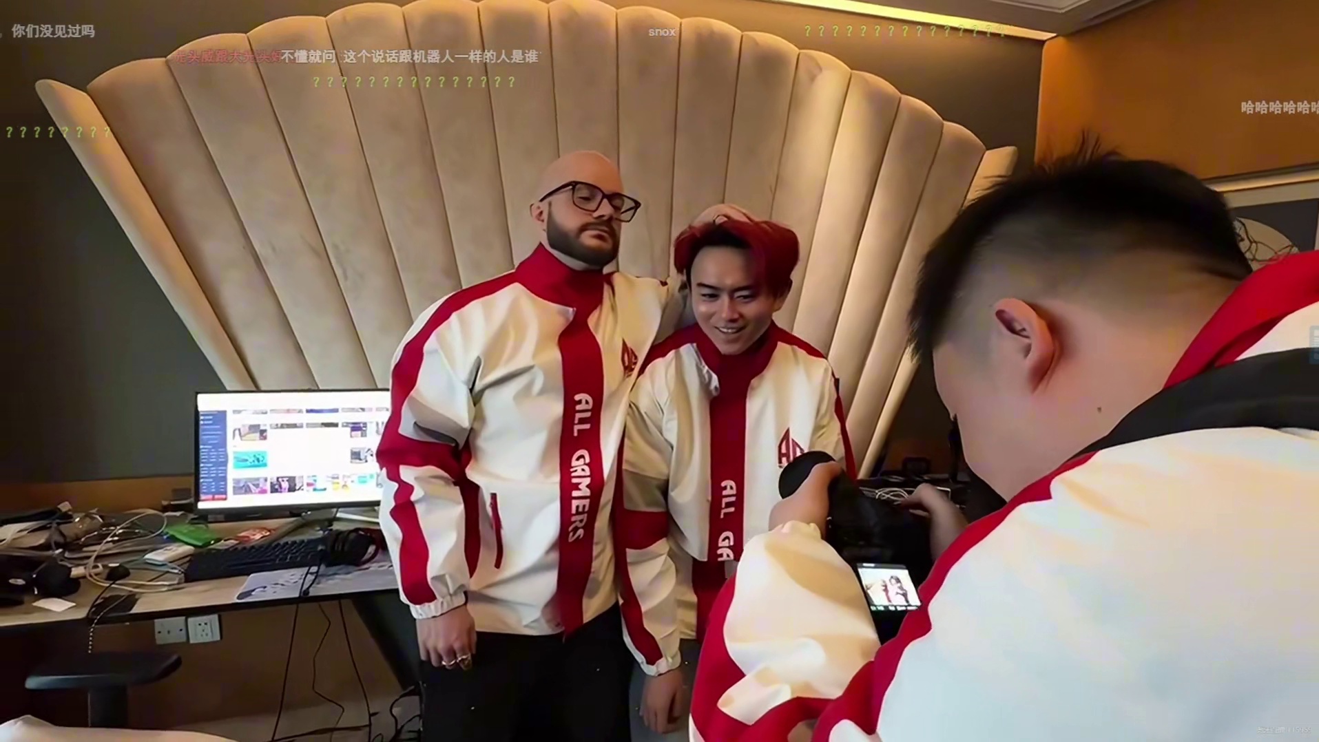 倔鸡绿豆给AG大光头送队服 毛青你的认真站是指垫脚吗