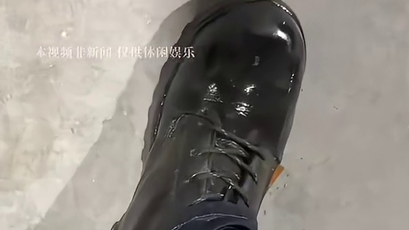 男子踏入水洼，驻足静候下一位见证这“意外”瞬间。