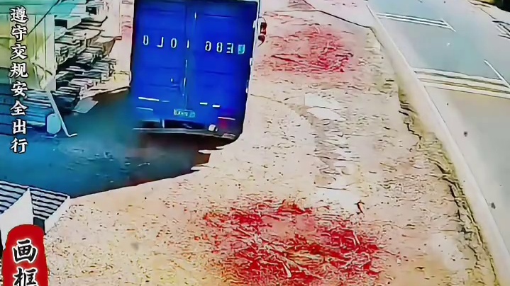 白车路口不减速，直接撞翻过往车辆翻滚数圈