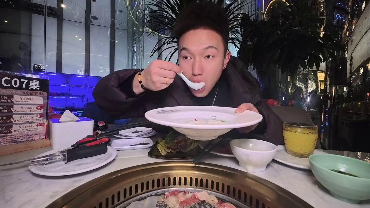 都说三百多价位的海鲜自助，不如100多的牛保国 .今天终于见识到了，确实值得#牛保国蒸汽海鲜自助  