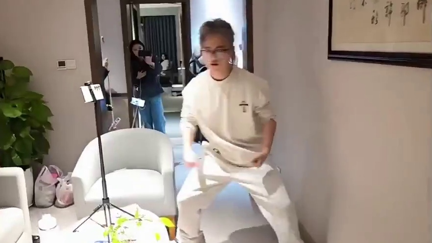 大孝子。
#小小小酷哥 #小六子1995 #组织1995