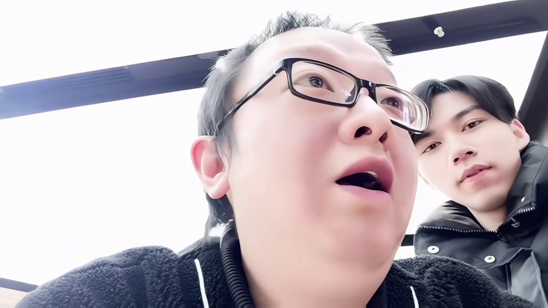 毛青林威户外买大疆送猎鹰 一诺梦泪见你都得喊声哥说是 你是个蛋啊毛青 还翻出剧本之前的海报给妹妹看C